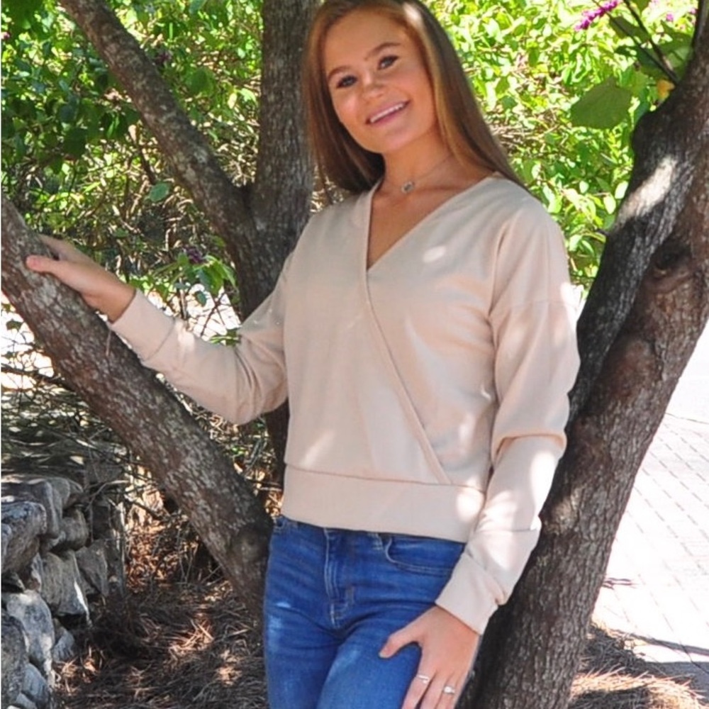 Super cute cross over top! It is perfect to pair with a pair of jeans!